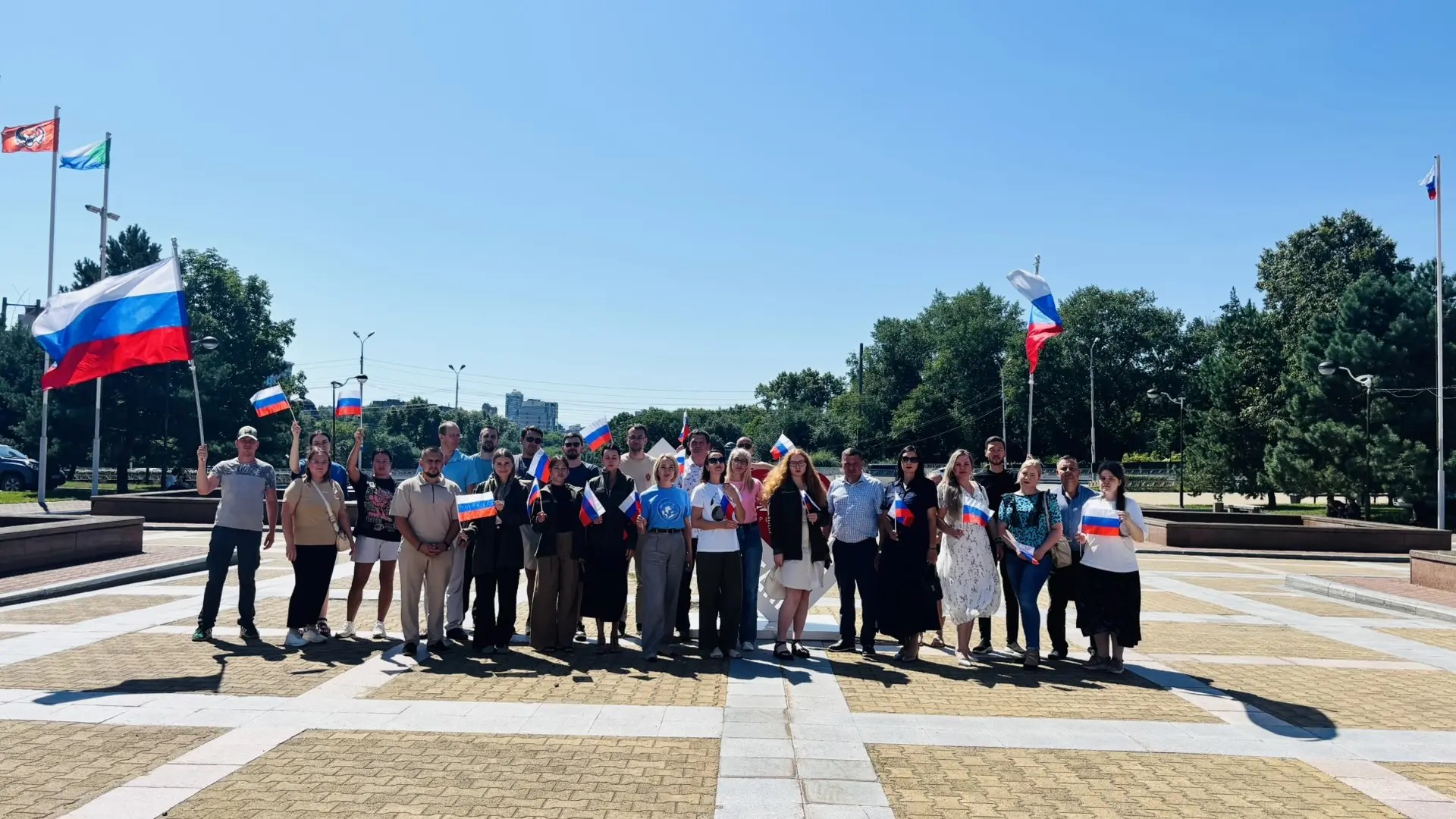 Поздравляем Вас с днем государственного флага! 